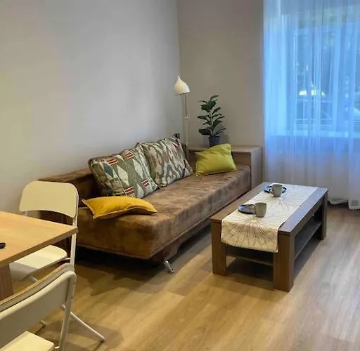 Cozy Flat Near Center 아파트 *